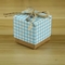 체크 패턴 초콜렛 캔디 종이 정사각형 상자 260gsm 흰 장미 모양의 리본 선물 상자